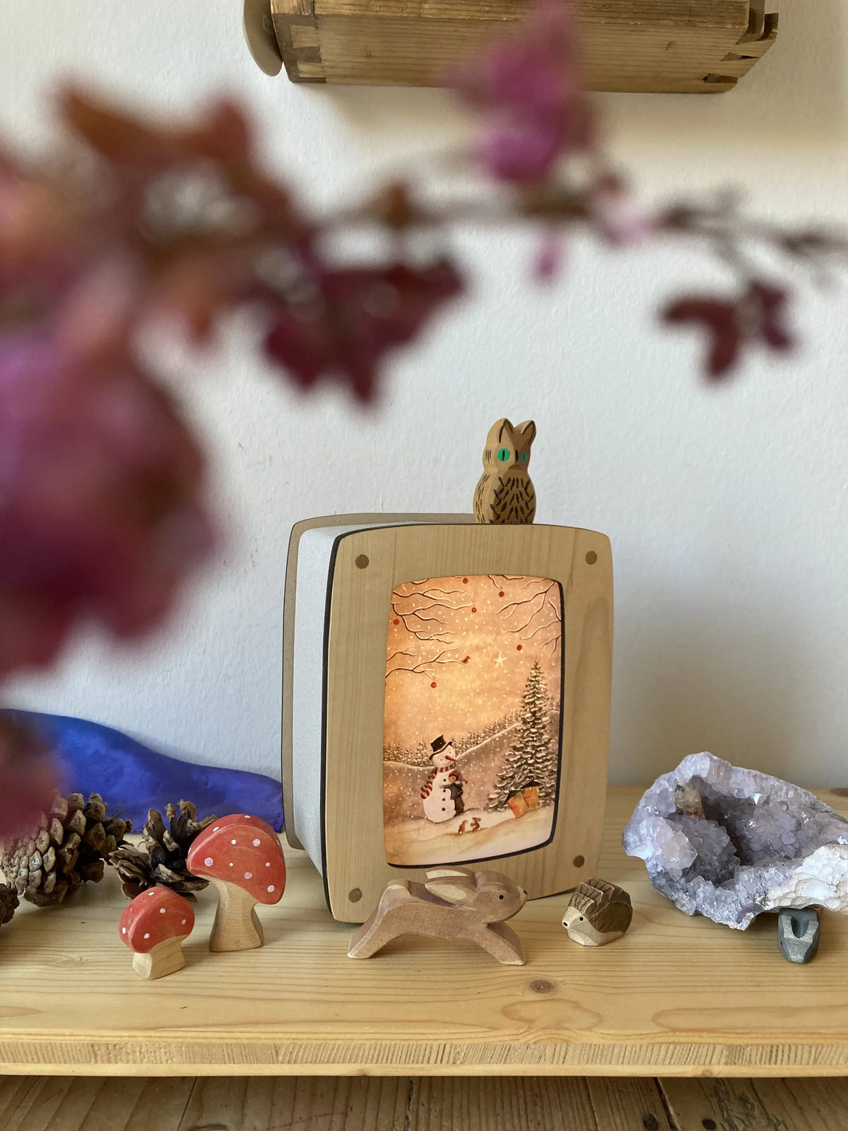 Postkarte Kind mit Schneemann von Bijdehansje A6 in einer Postkartenlampe aus Holz