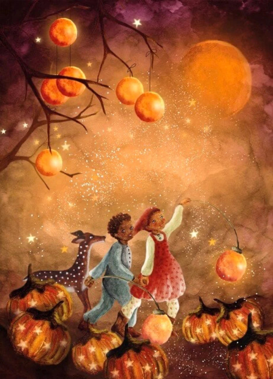 Postkarte Lass dein Licht strahlen von Bijdehansje A6, Zwei Kinder mit Laternen zwischen Kürbissen, ein Reh, orange Lampions und ein großer Mond