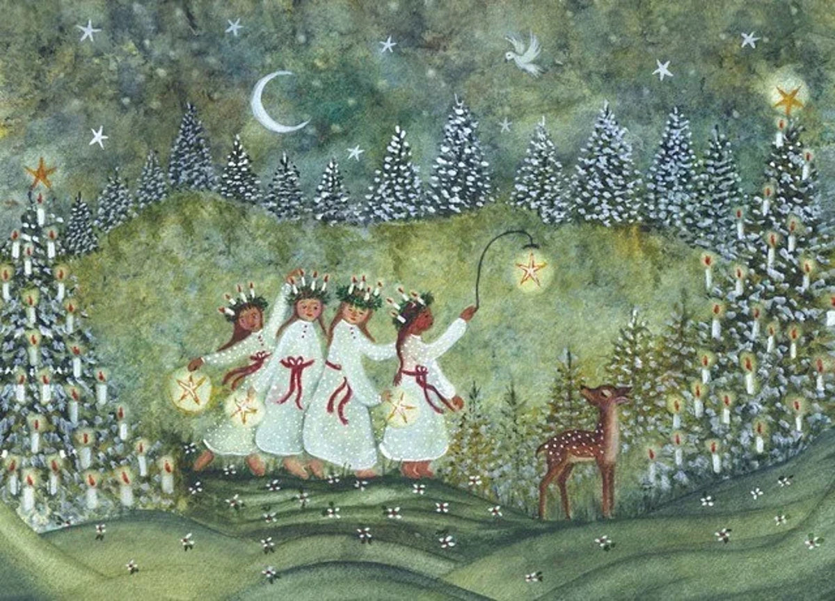 Postkarte Luciazug im Advent von Bijdehansje A6, Kinder in weißen Gewändern mit Lichterkronen ziehen mit einem Reh durch den verschneiten Tannenwald