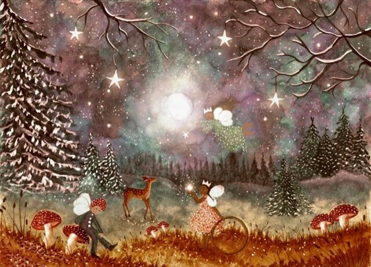 Postkarte Magische Jahreszeit von Bijdehansje A6, Kinder mit Laternen und Rehe im nächtlichen Wald, verschneite Tannen und Sterne