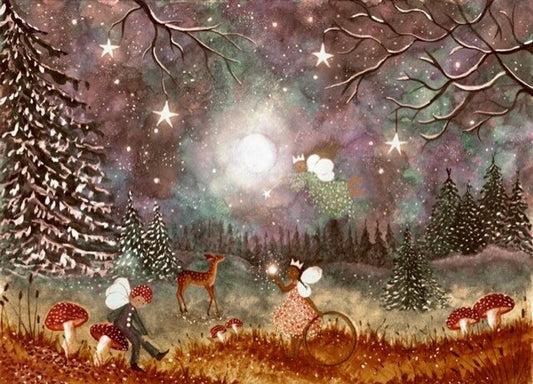 Postkarte Magische Jahreszeit von Bijdehansje A6, Kinder mit Laternen und Rehe im nächtlichen Wald, verschneite Tannen und Sterne