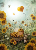 Postkarte Meine kleine Honigbiene von Bijdehansje A6, Baby im Bienenkostüm schläft im Körbchen zwischen Sonnenblumen, ein Hase und ein Herzballon