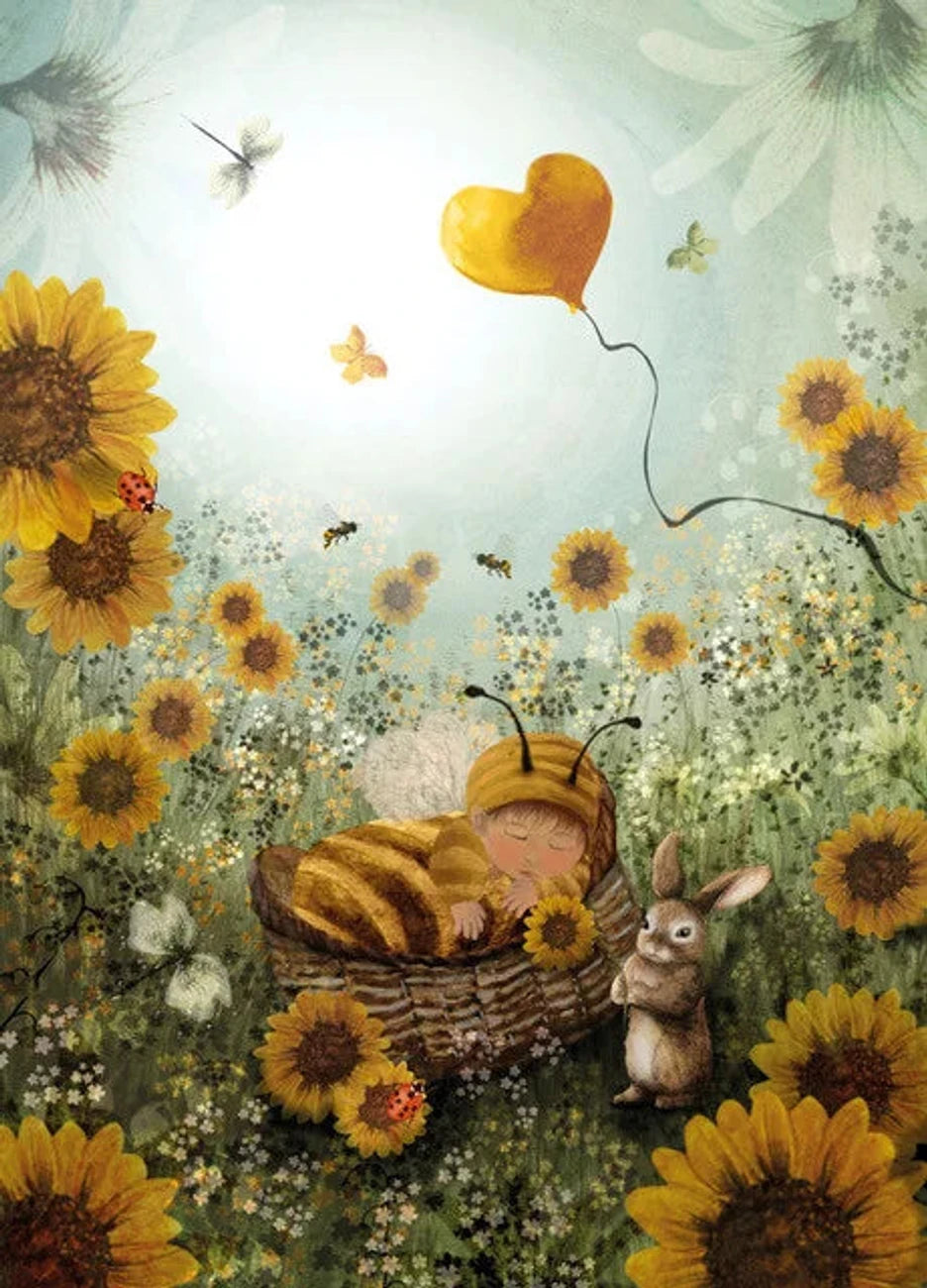 Postkarte Meine kleine Honigbiene von Bijdehansje A6, Baby im Bienenkostüm schläft im Körbchen zwischen Sonnenblumen, ein Hase und ein Herzballon