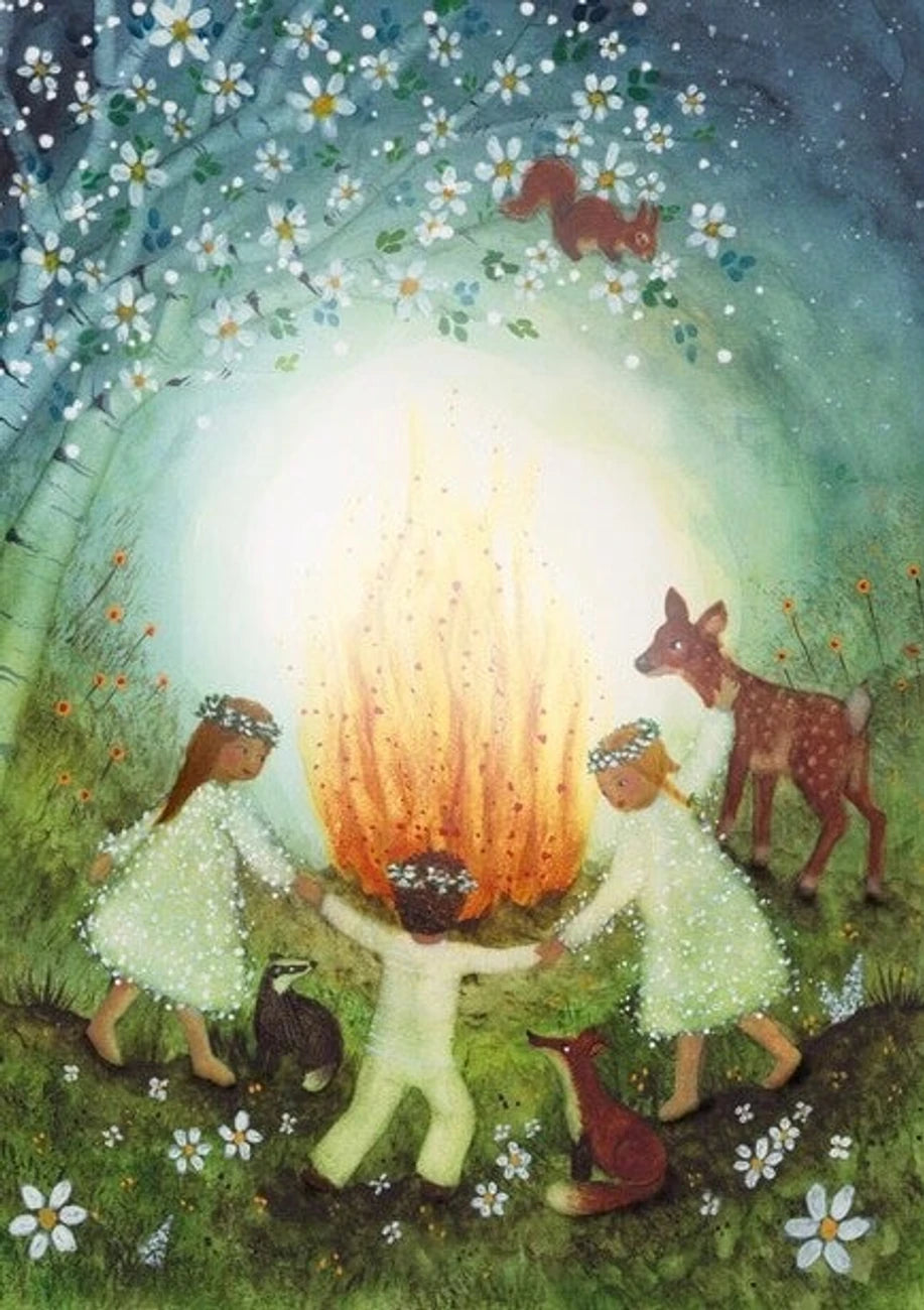 Postkarte Mittsommer von Bijdehansje A6, Kinder mit Blumenkränzen tanzen um ein Feuer, Reh und Fuchs schauen zu