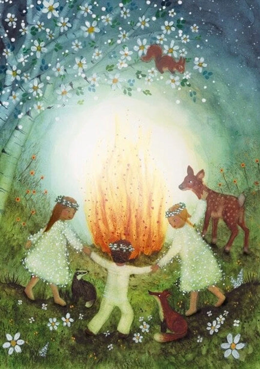 Postkarte Mittsommer von Bijdehansje A6, Kinder mit Blumenkränzen tanzen um ein Feuer, Reh und Fuchs schauen zu