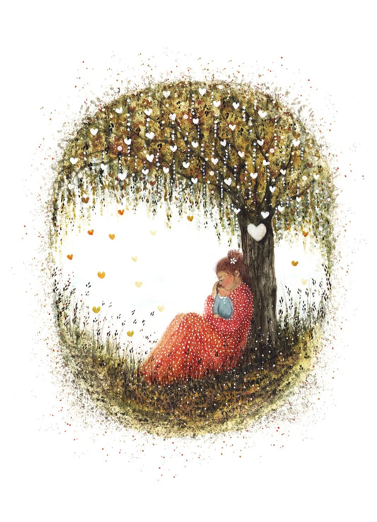 Postkarte Muttertagsstimmung von Bijdehansje A6, Frau im roten Kleid hält ihr Kind unter einem Baum mit Herz im Stamm, goldene Blätter fallen