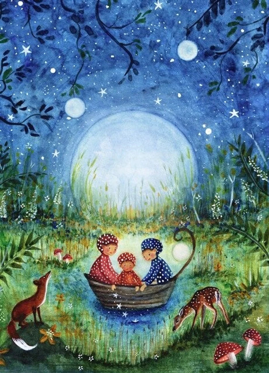 Postkarte Pilzkinder von Bijdehansje A6, Drei Kinder mit Pilzmützen in einer Nussschale auf dem Teich, Fuchs und Reh am Ufer