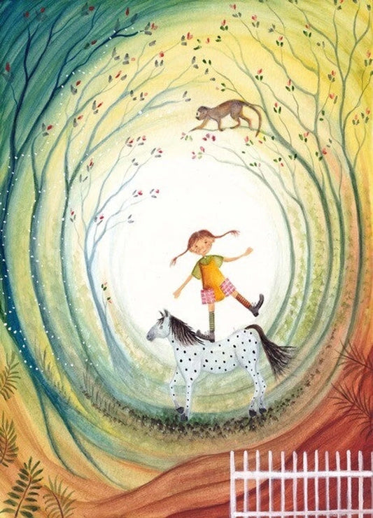 Postkarte Pippi von Bijdehansje A6, Mädchen mit roten Zöpfen balanciert auf einem gepunkteten Pferd, im Baum ein kleiner Affe