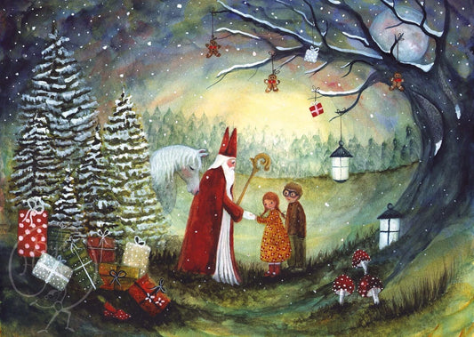 Postkarte Sankt Nikolaus im Wald von Bijdehansje A6, Sankt Nikolaus reicht zwei Kindern unter verschneiten Tannen die Hand, daneben Geschenke und Laternen