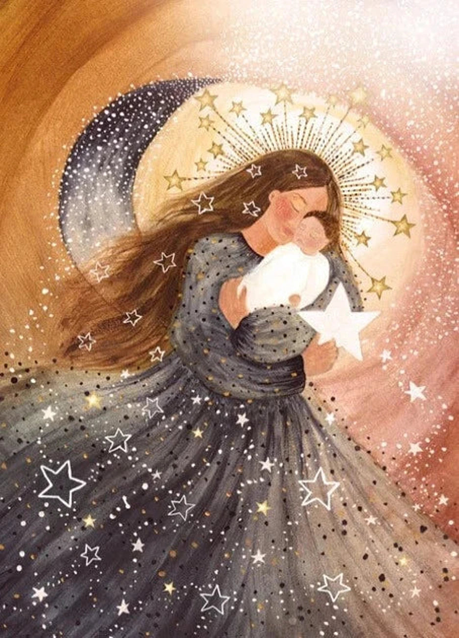 Postkarte Sternenlicht von Bijdehansje A6, Frau im Sternenkleid mit Sternenkranz hält ein kleines Kind, dahinter die Mondsichel