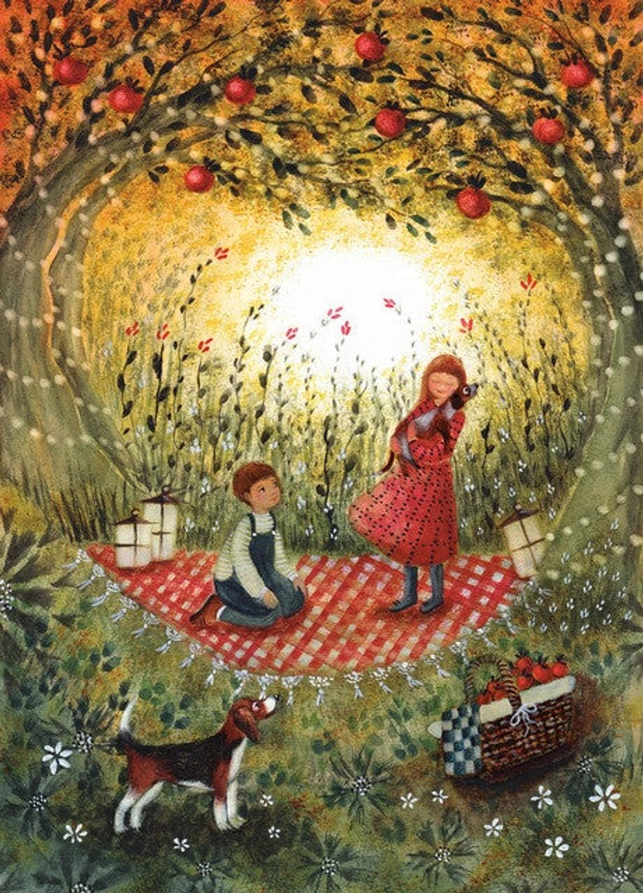 Postkarte Süßer Sommer von Bijdehansje A6, Zwei Kinder mit Hund beim Picknick unter einem Apfelbaum