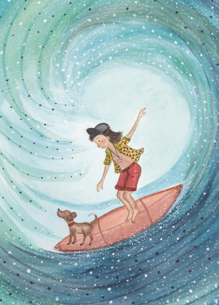 Postkarte Surfer von Bijdehansje A6, Surfer mit kleinem Hund auf einem Surfbrett in einer großen türkisen Welle