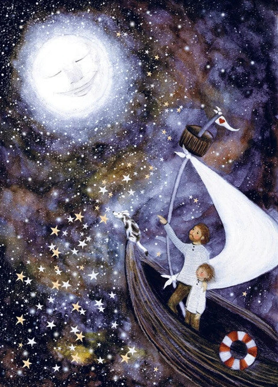 Postkarte Vater Schiff von Bijdehansje A6, Vater und Kind in einem Segelboot im Sternenhimmel, oben ein lächelnder Mond