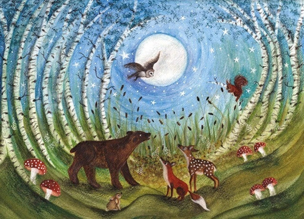 Postkarte Waldbewohner von Bijdehansje A6, Bär, Fuchs und Reh zwischen Fliegenpilzen im Birkenwald unter dem Vollmond