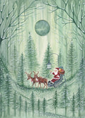 Postkarte Weihnachtsmann von Bijdehansje A6, Weihnachtsmann im Rentierschlitten mit Laterne zwischen grünen Tannen und Vollmond