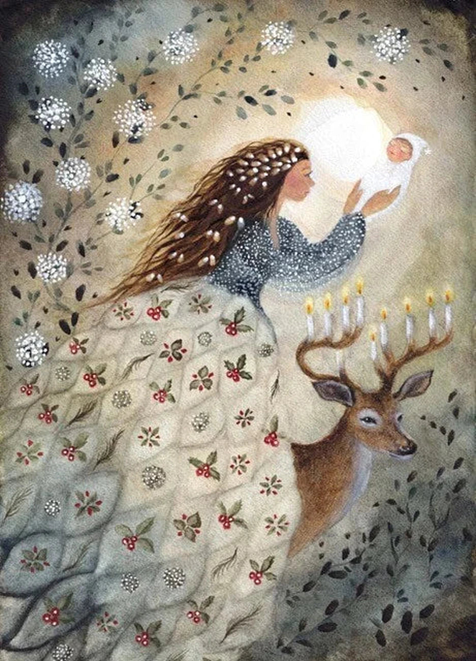 Postkarte Weihnachtswunder von Bijdehansje A6, Frau im bestickten Kleid hebt ein Kind ins Licht, daneben ein Hirsch mit Kerzen im Geweih