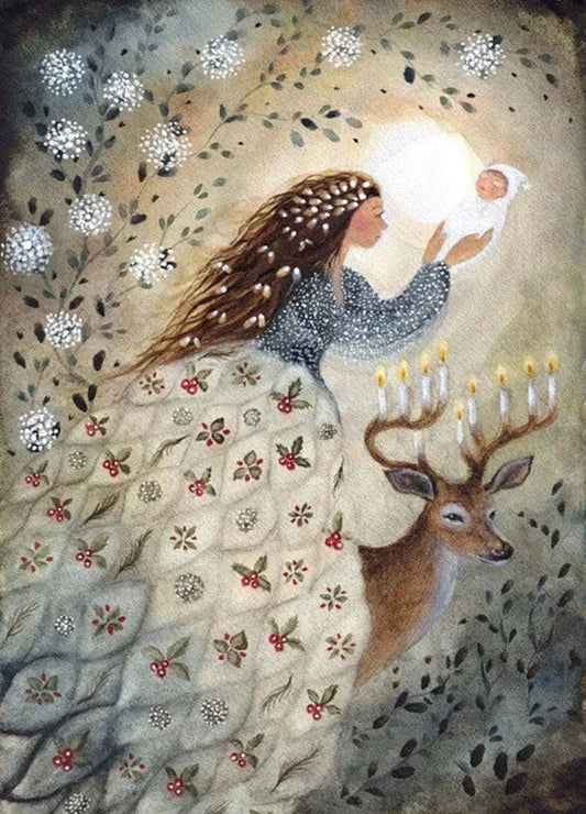 Postkarte Weihnachtswunder von Bijdehansje A6, Frau im bestickten Kleid hebt ein Kind ins Licht, daneben ein Hirsch mit Kerzen im Geweih
