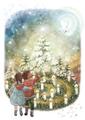 Postkarte Weihnachtswunsch von Bijdehansje A6, zwei Kinder Arm in Arm vor einer Spirale aus Kerzen zwischen verschneiten Tannen