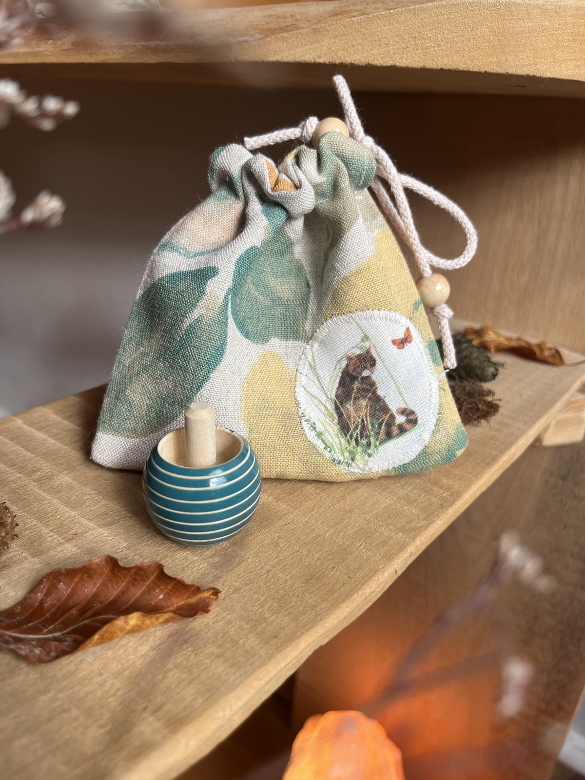 Schatzbeutel Katze mit blauem Kreisel, Foto