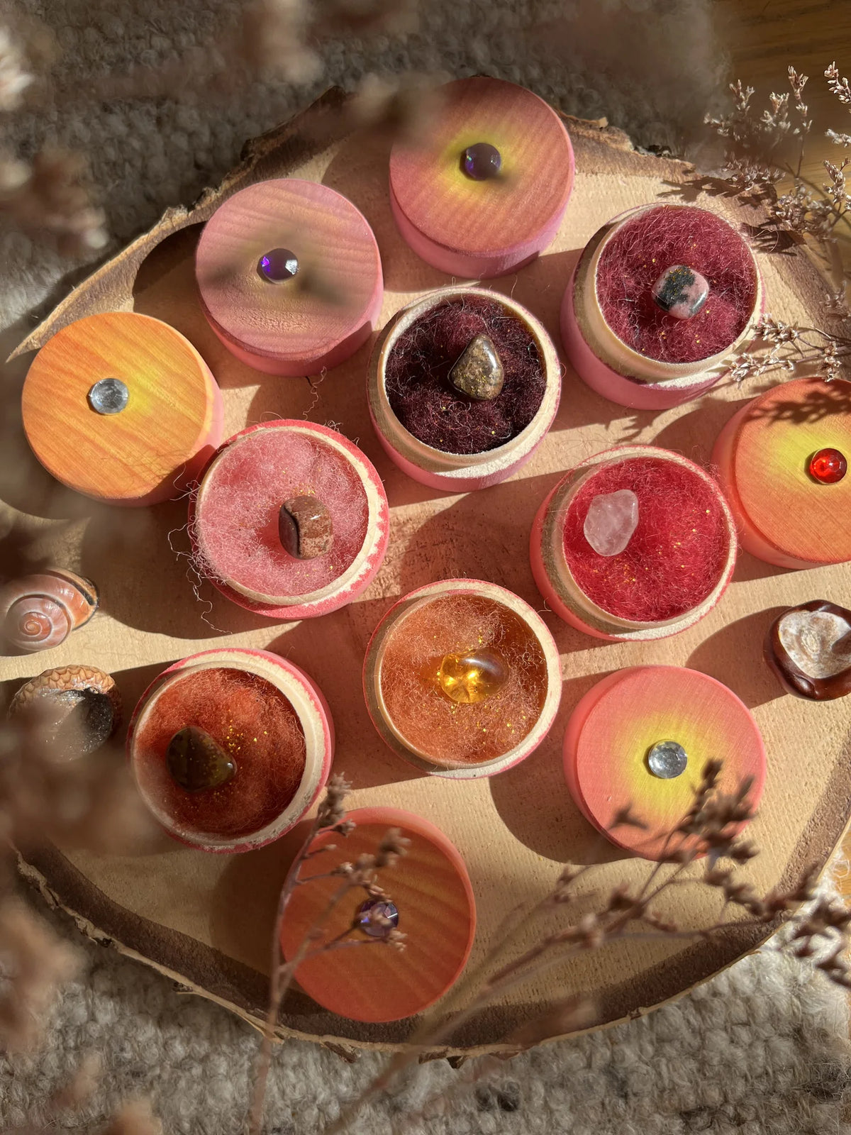 buntnatur Family Schatzdöschen mit Edelstein in Rot, Rosa und Orange, teils geöffnet mit Filz und Steinen