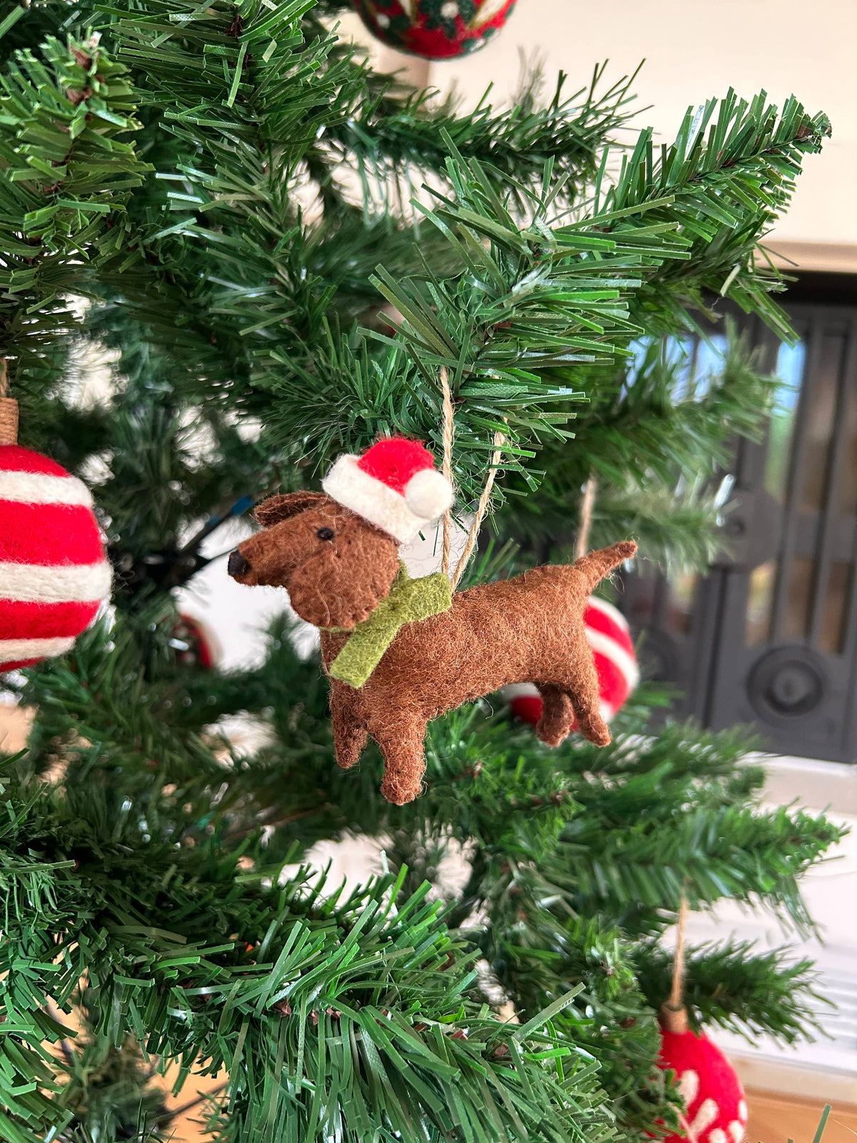 Filzanhänger Dackel mit Weihnachtsmütze von Nacha Interior