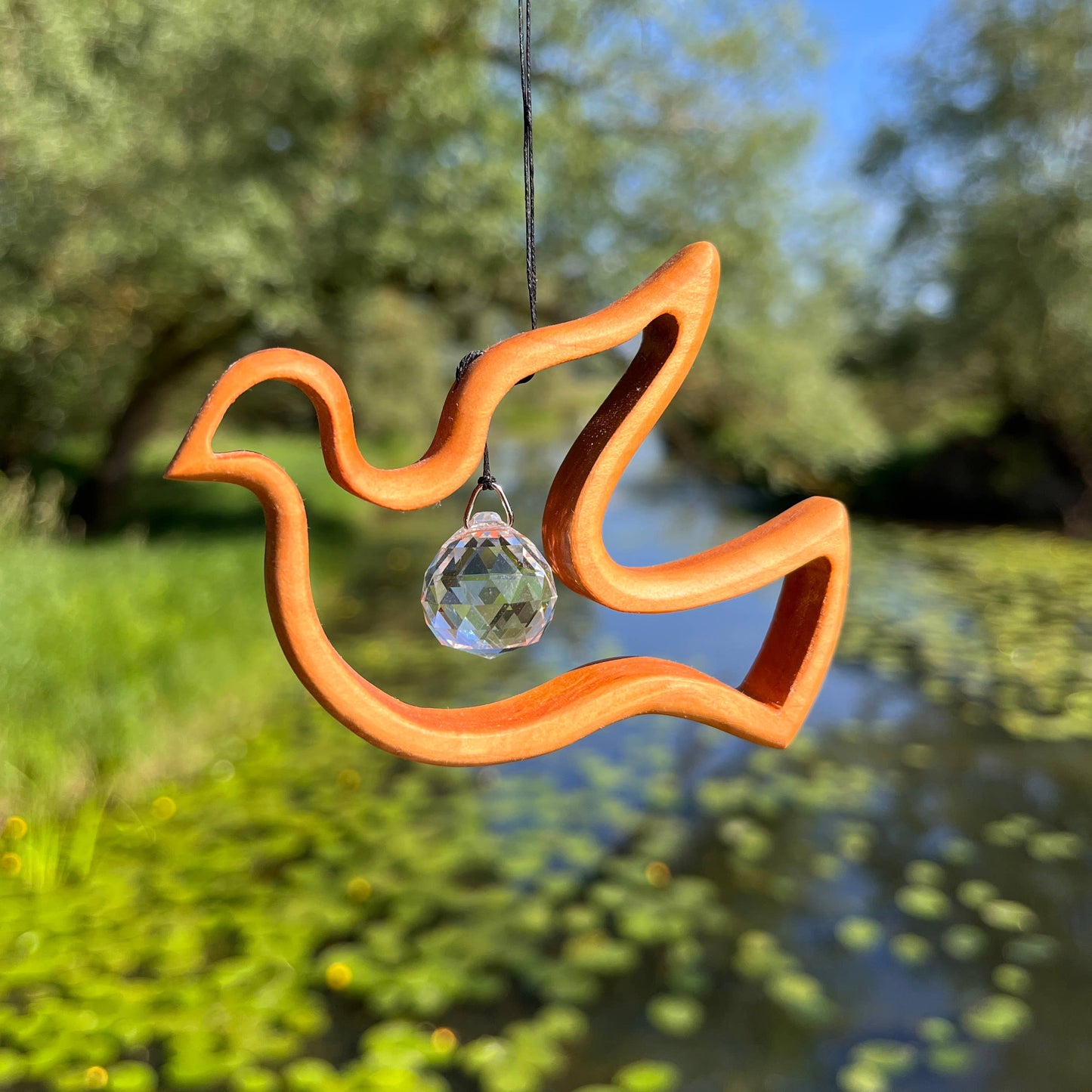 Fensterschmuck -  Friedenstaube mit Regenbogen-Kristall