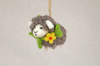 Filzanhänger Schaf mit Blumenkranz grau von Nacha Interior
