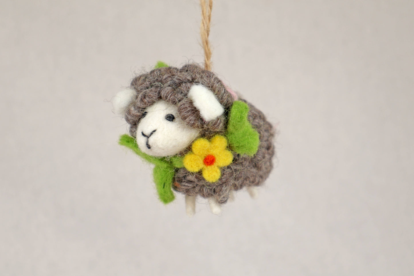Filanzanhänger - Schaf mit Blumenkranz - grau