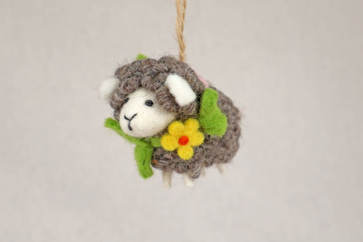 Filzanhänger Schaf mit Blumenkranz grau von Nacha Interior