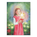Postkarte Adventsgärtlein von Corinna Schwerdtfeger A6: ein Mädchen im roten Kleid trägt eine brennende Kerze in einem Apfel, ringsum leuchten Lichter