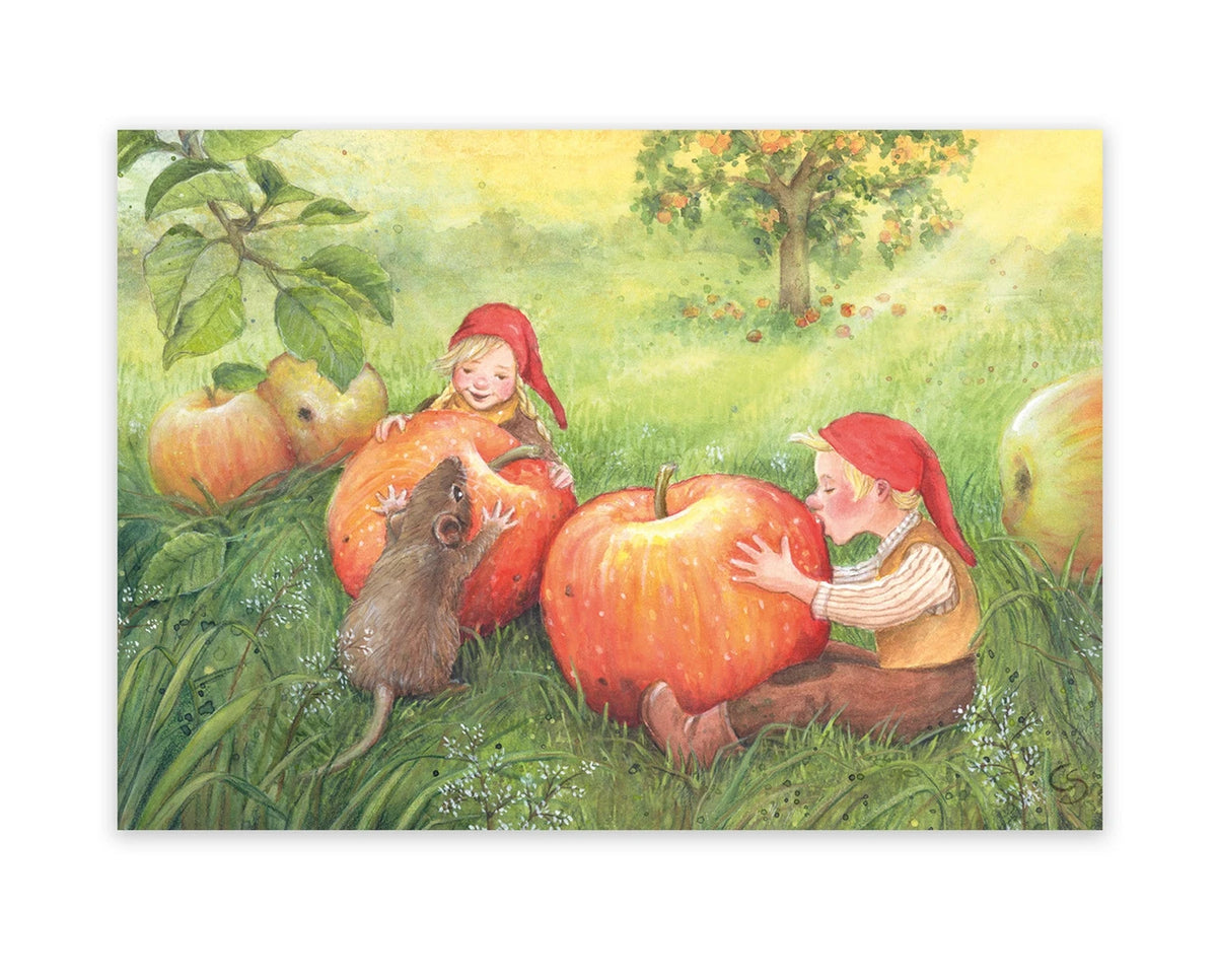 Postkarte Auf der Apfelwiese von Corinna Schwerdtfeger A6: zwei Wichtelkinder mit großen roten Äpfeln im Gras unter dem Apfelbaum, eine Maus knabbert mit