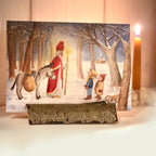 Postkarte Begegnung mit dem Nikolaus von Corinna Schwerdtfeger A6 mit Kerze auf einem Kartenhalter, Stimmungsbild