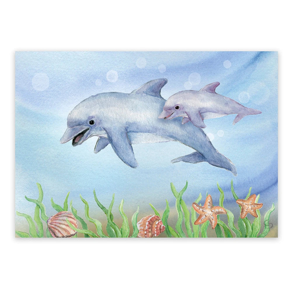 Postkarte Delfine von Corinna Schwerdtfeger A6: eine Delfinmutter schwimmt mit ihrem Jungen über den Meeresgrund mit Seegras, Muscheln und Seesternen