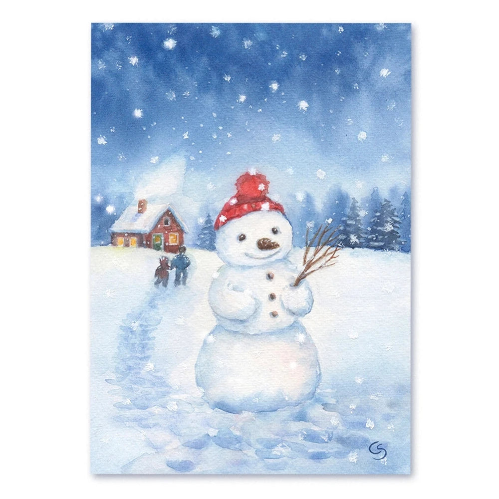Postkarte Der Schneemann von Corinna Schwerdtfeger A6: ein Schneemann mit roter Mütze und Schal im verschneiten Abend, hinten ein Haus mit Licht und zwei kleine Gestalten