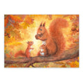 Postkarte Eichhörnchen im Herbst von Corinna Schwerdtfeger A6: eine Eichhörnchenfamilie sitzt auf einem Ast zwischen orangem Herbstlaub