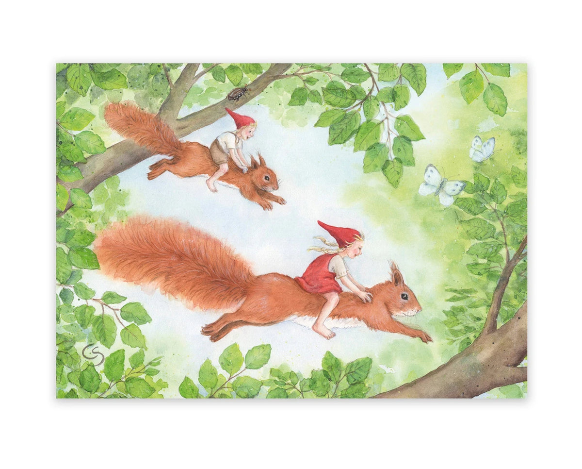 Postkarte Eichhörnchenrennen von Corinna Schwerdtfeger A6: zwei Eichhörnchen springen durch grüne Zweige, auf jedem reitet ein Wichtelkind mit roter Mütze, ein Schmetterling fliegt mit