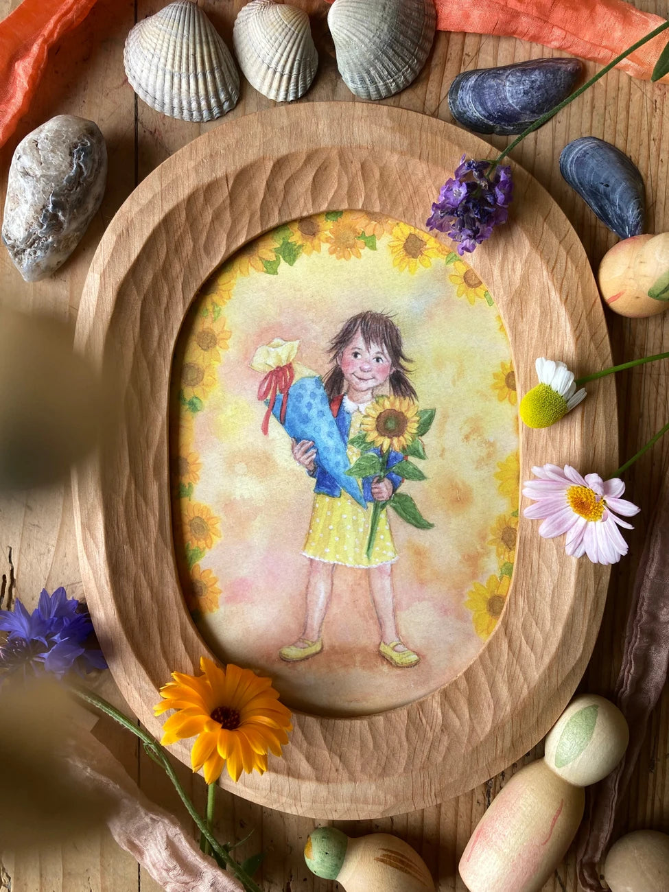 Postkarte Einschulung Carla von Corinna Schwerdtfeger A6 im ovalen Holzrahmen mit Blumen, Foto