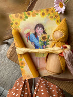 Postkarte Einschulung Carla von Corinna Schwerdtfeger A6 mit Bienenwachskerze und Sonnenblumen, Foto
