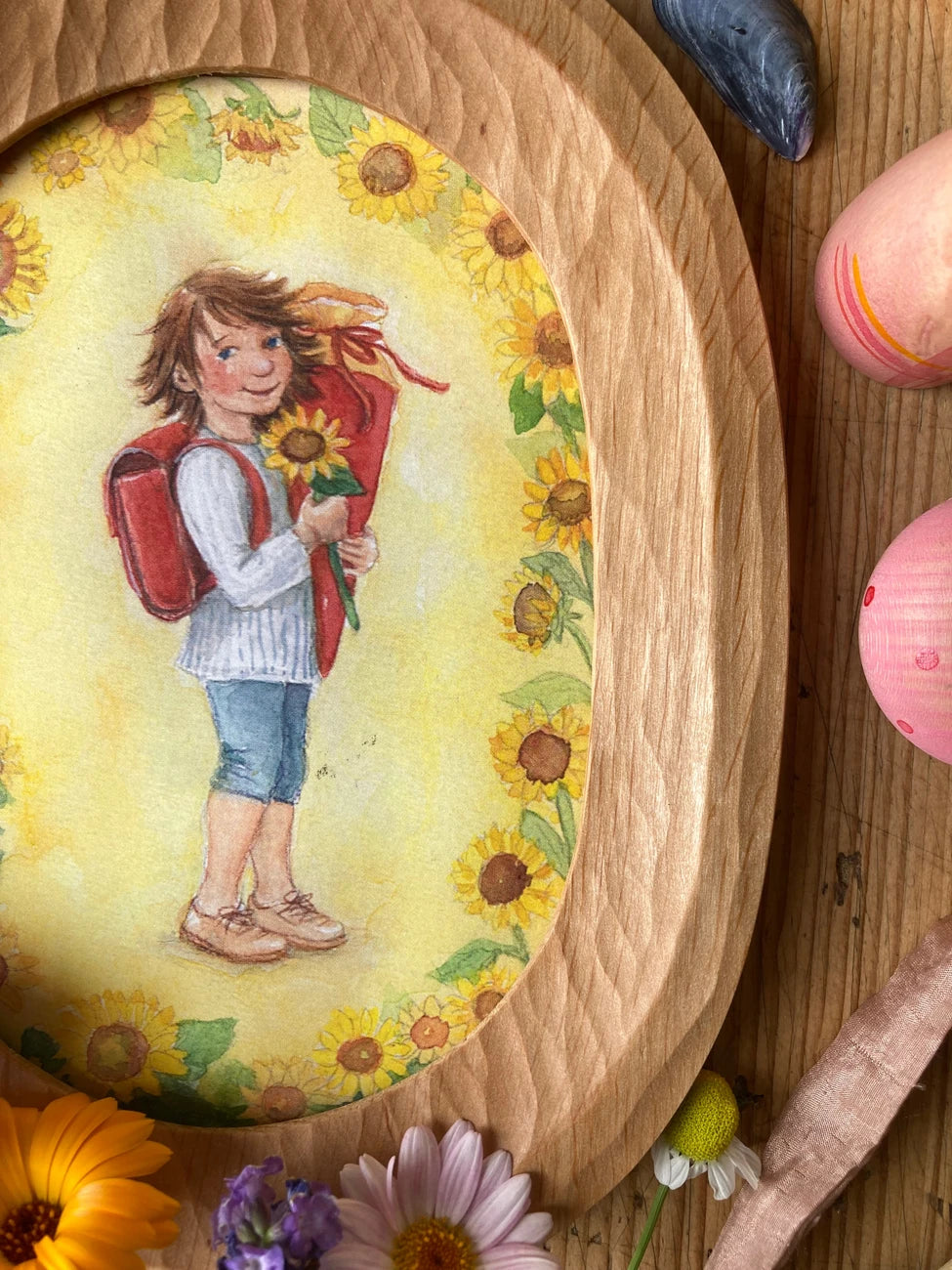 Postkarte Einschulung Jona von Corinna Schwerdtfeger A6 im ovalen Holzrahmen mit Sommerblumen, Foto