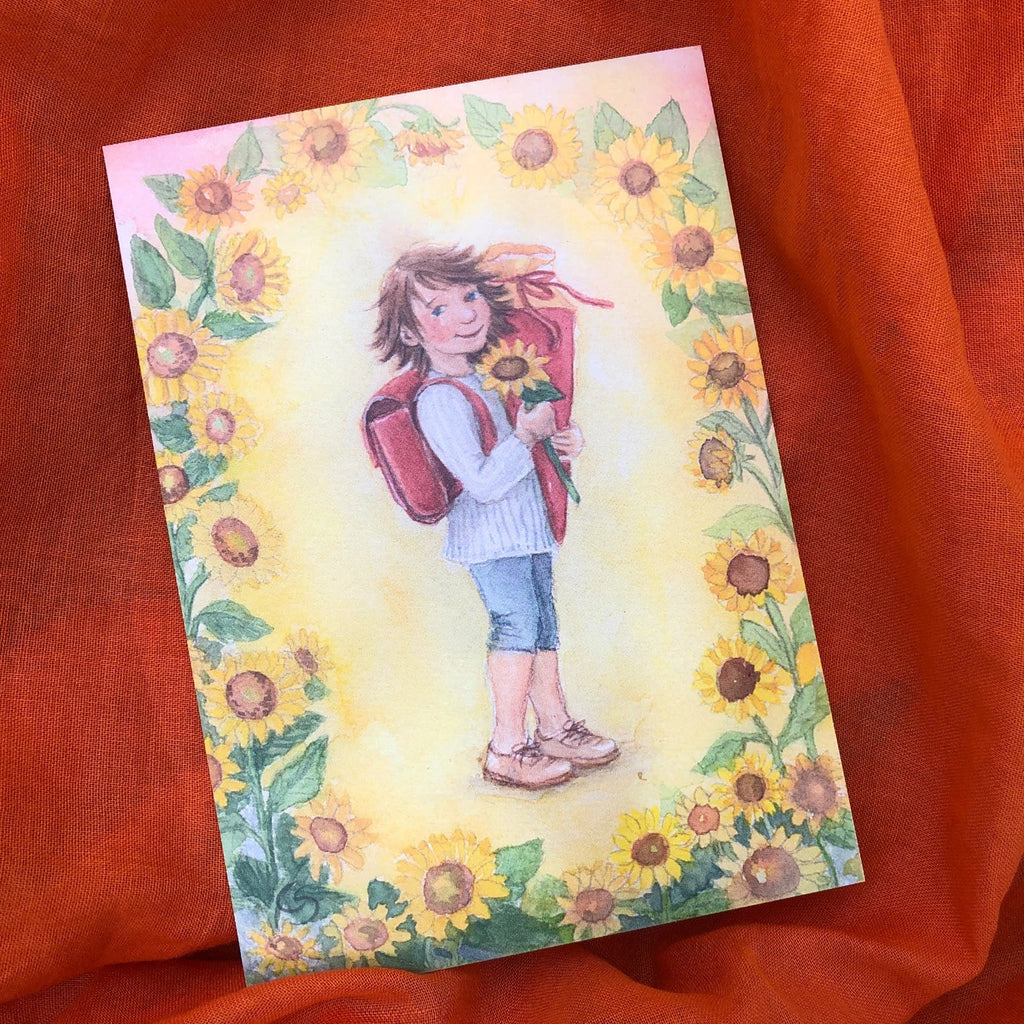 Postkarte Einschulung Jona von Corinna Schwerdtfeger A6 auf rotem Tuch, Stimmungsbild