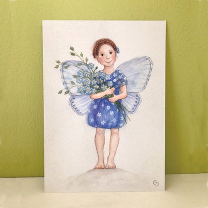 Postkarte Elfe Vergissmeinnicht von Corinna Schwerdtfeger A6 an eine Wand gelehnt, Stimmungsbild