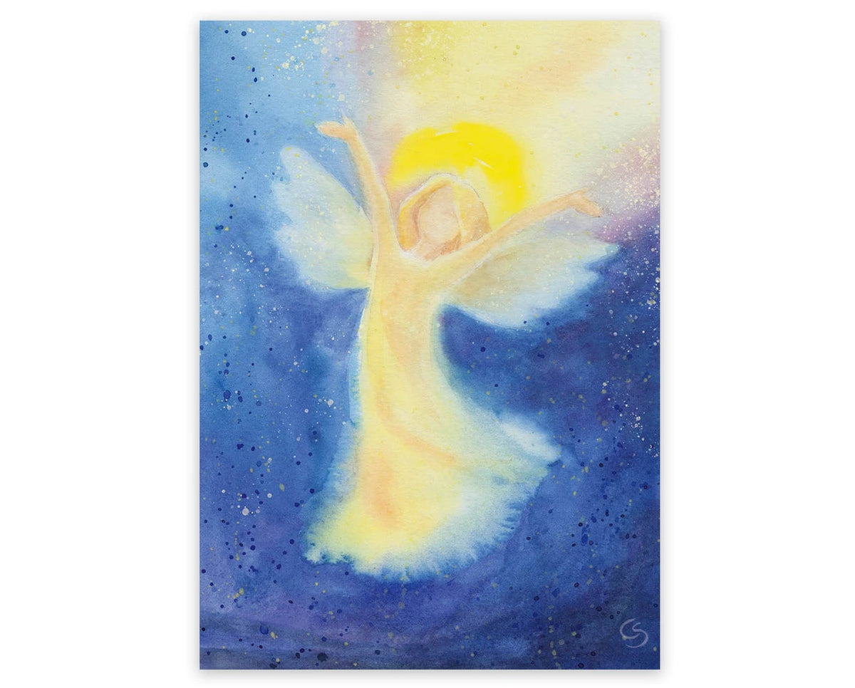 Postkarte Engel der Freude von Corinna Schwerdtfeger A6: ein kleiner Engel im gelben Gewand reckt die Arme in die Höhe, blauer Himmel und goldener Schein