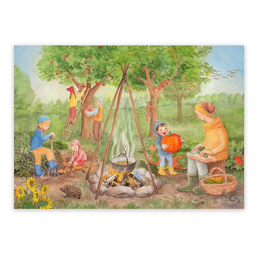 Postkarte Erntezeit von Corinna Schwerdtfeger A6: im Garten wird geerntet, Kinder tragen einen Kürbis, über dem Feuer köchelt die Erntesuppe im Kessel, unter Apfelbäumen
