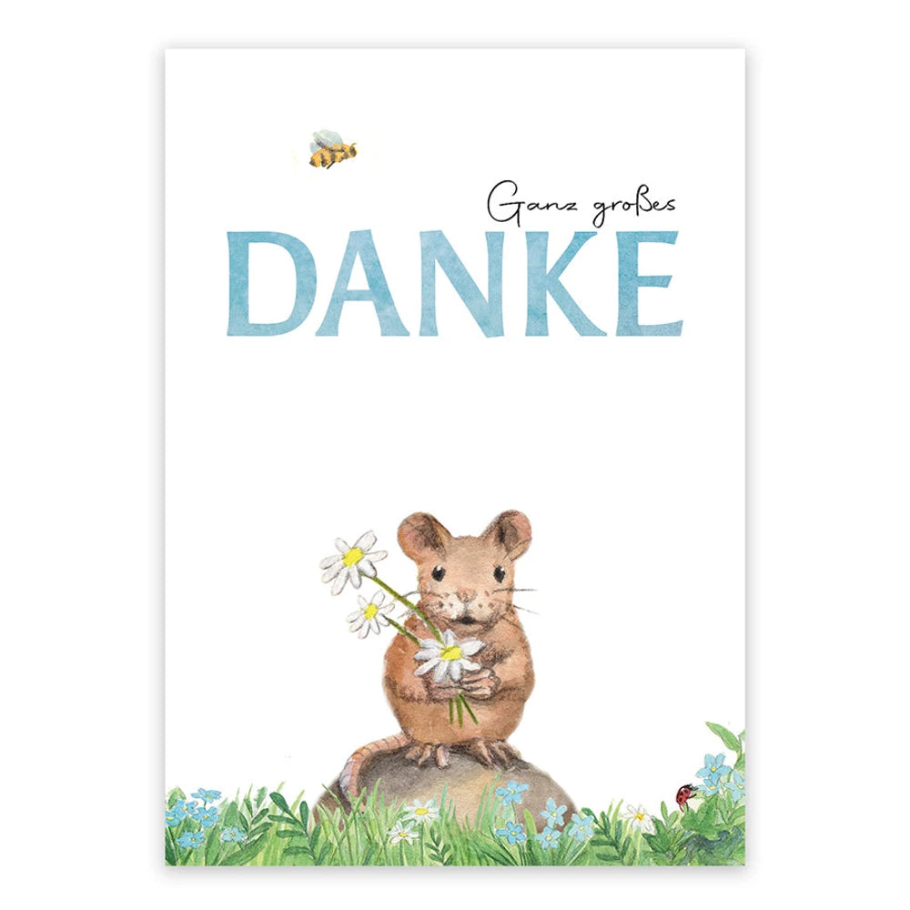 Postkarte Ganz großes Danke von Corinna Schwerdtfeger A6: eine kleine Maus steht auf einem Stein und hält einen Strauß Gänseblümchen, darüber eine Biene und der Schriftzug Ganz großes Danke