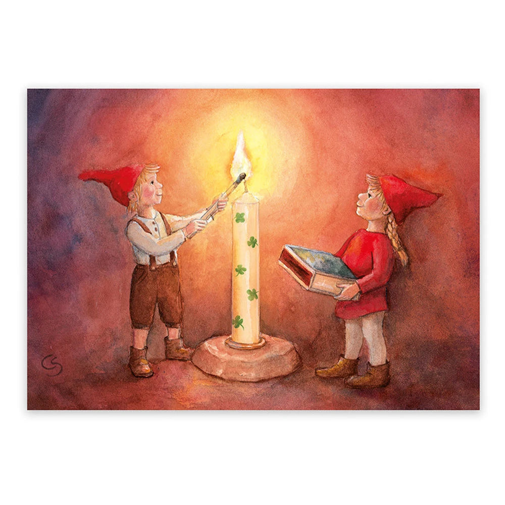 Postkarte Glückskerze von Corinna Schwerdtfeger A6: zwei Wichtelkinder zünden eine große, mit Sternen verzierte Kerze an, eines hält ein Geschenk