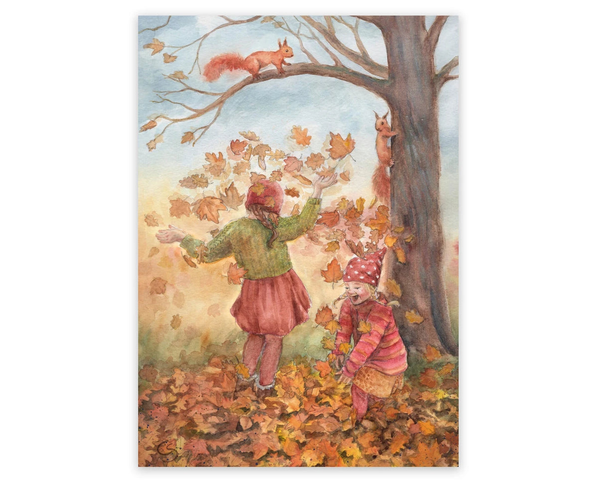 Postkarte Herbstfreude von Corinna Schwerdtfeger A6: zwei Kinder werfen unter einem Baum buntes Herbstlaub in die Luft, ein Eichhörnchen schaut vom Ast zu