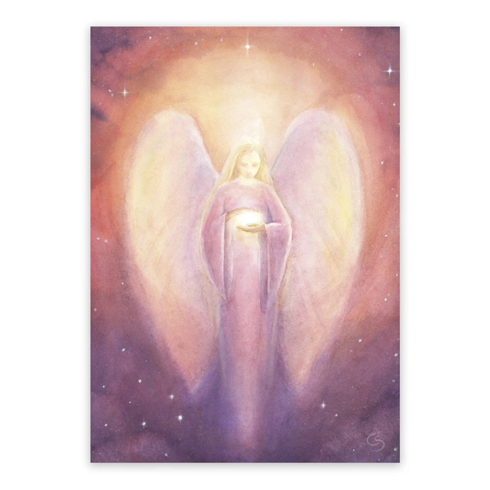 Postkarte Herzenslichtengel von Corinna Schwerdtfeger A6: ein Engel im rosa Gewand hält ein Licht vor dem Herzen, umgeben von strahlendem Schein