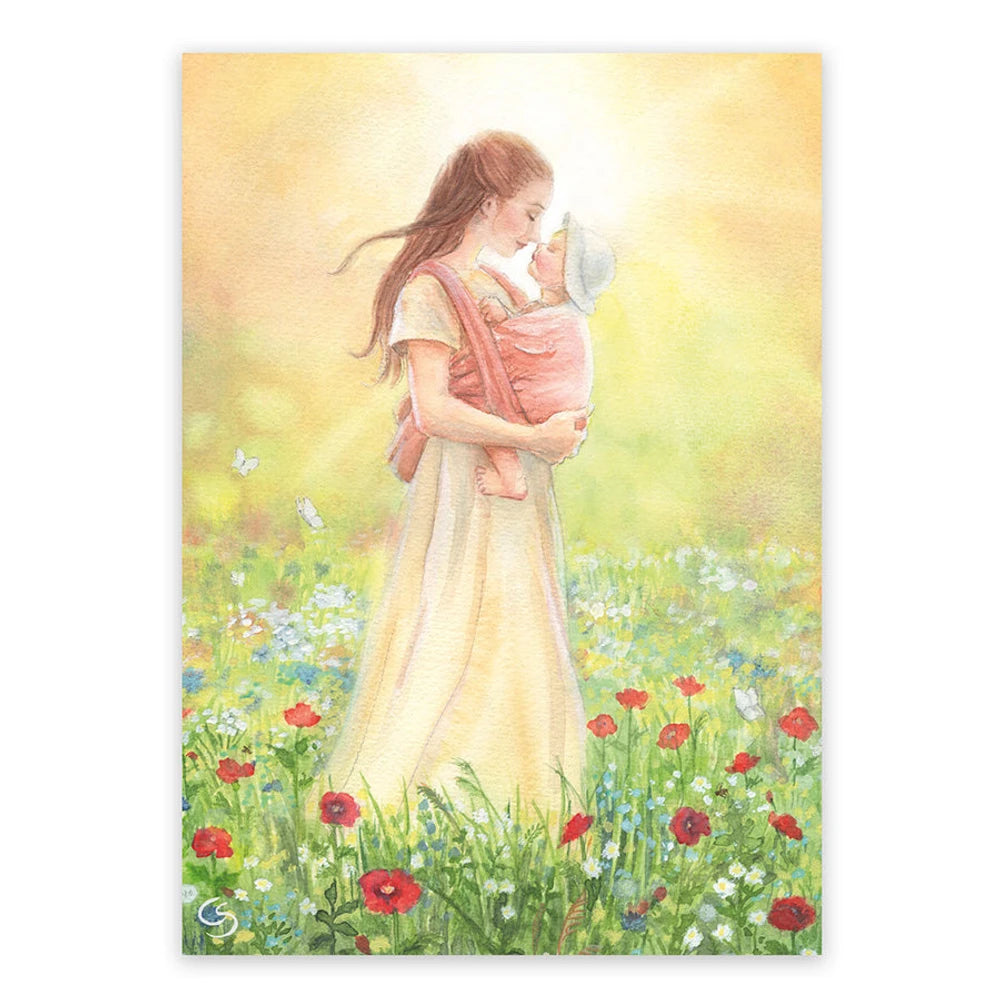 Postkarte Inniger Moment von Corinna Schwerdtfeger A6: eine Frau mit langem Haar hält ein Baby eng an sich, sie steht in einer Blumenwiese mit Mohn im warmen Licht