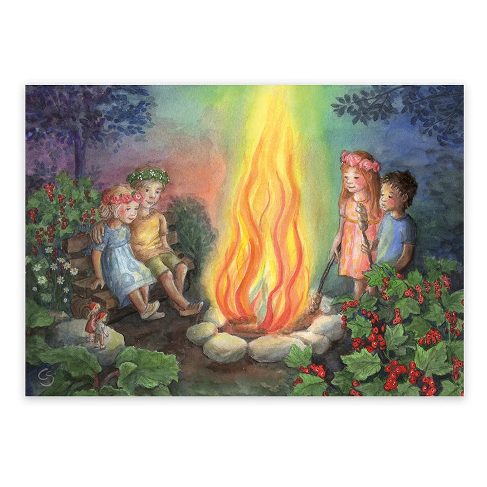 Postkarte Johannifeuer von Corinna Schwerdtfeger A6: Kinder sitzen in der Abenddämmerung um ein großes Feuer und halten Stockbrot hinein, im Gebüsch verstecken sich kleine Wichtel