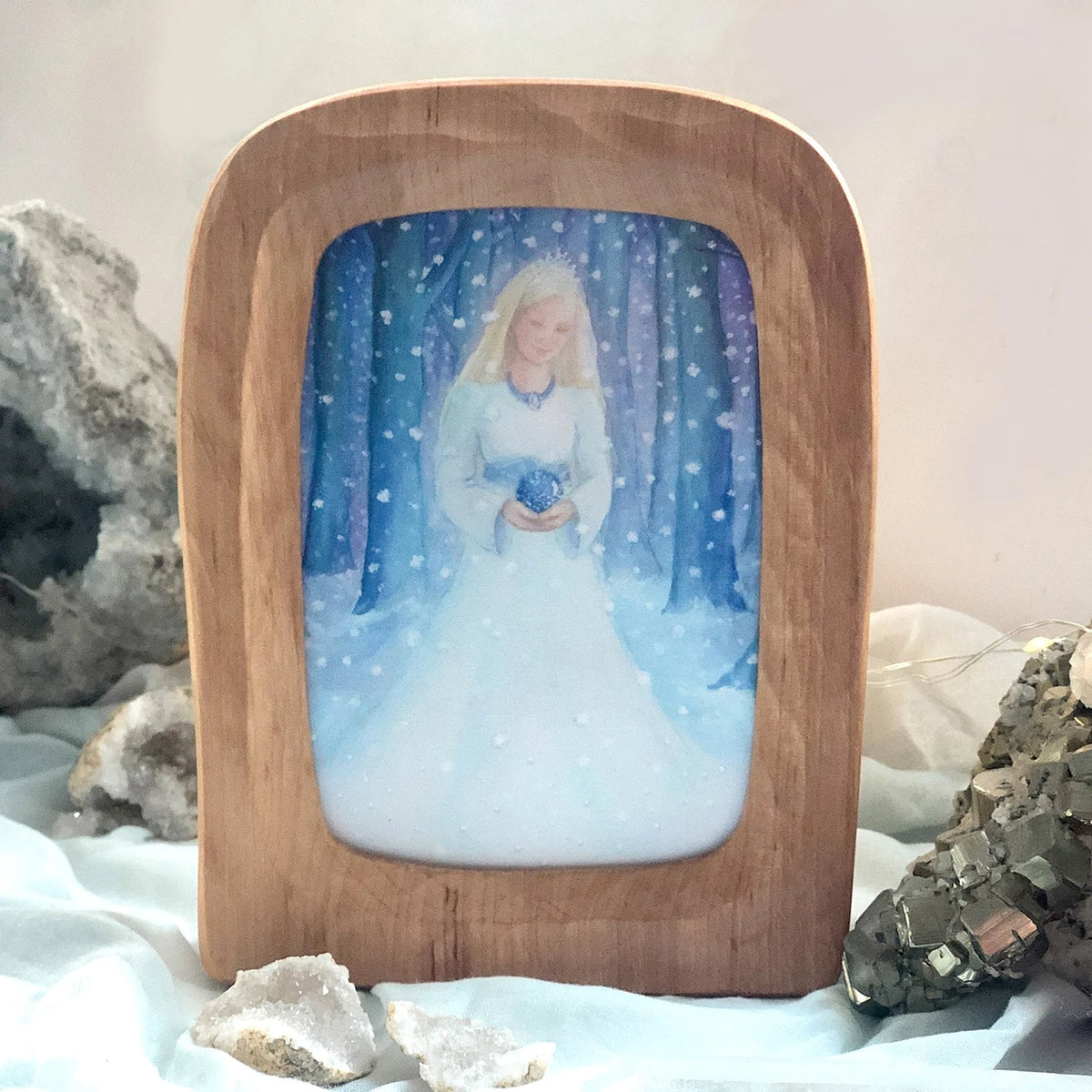 Postkarte Königin Winter von Corinna Schwerdtfeger A6 im Holzrahmen dekoriert, Stimmungsbild